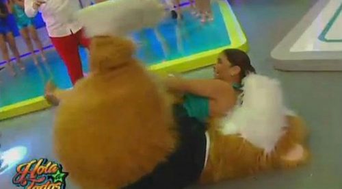 ¿Para eso se fue de Espectáculos? Sandra Arana tuvo un accidentado debut en ‘Hola a Todos’ (VIDEO)