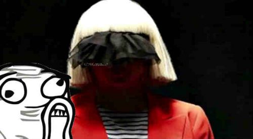 ¡Sia reveló su rostro en pleno concierto!