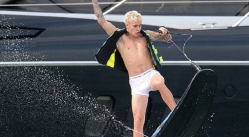 Justin Bieber se dejó ver todo … con ropa interior mojada – FOTOS