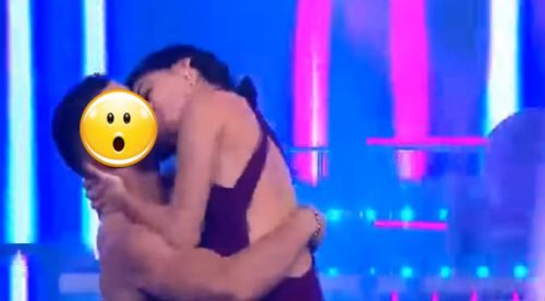 ¡En su debut! Ximena Hoyos se arrebató y le dio tremendo beso en la boca a… (VIDEO)