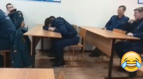 YouTube: Le ganó el sueño en clase y fue víctima de esta cruel broma