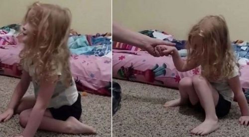 ¡Insólito! Esta niña no podía pararse y la razón estaba en su cabello