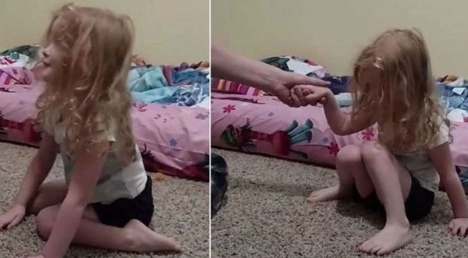 ¡Insólito! Esta niña no podía pararse y la razón estaba en su cabello