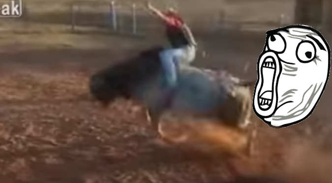 YouTube: Intentó montar un toro y  pierde la vida