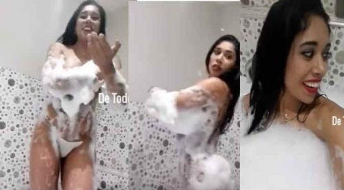 Facebook: Transmitía en vivo su baño de espuma y no se dio cuenta que … (VIDEO)