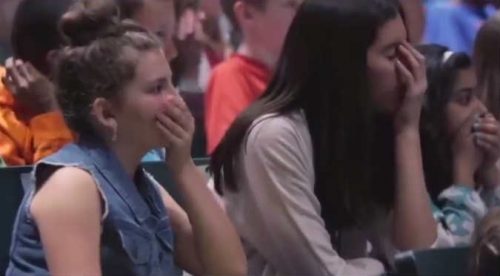 Facebook: Adolescentes lloraron al escuchar a este hombre (VIDEO)