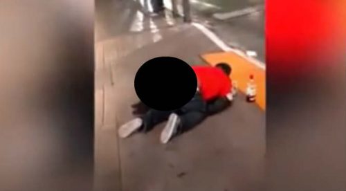 Hombre abusa de una mujer en plena vía pública y nadie hace nada (VIDEO)