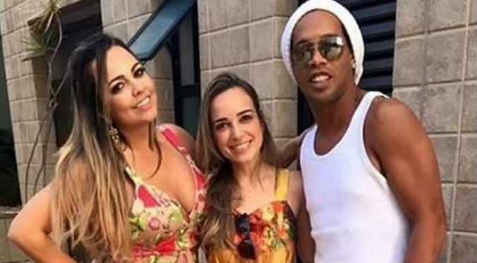 Ronaldinho sorprende al mundo casándose con dos mujeres a la vez