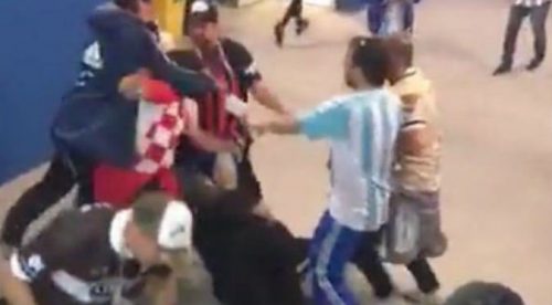 Hinchas argentinos golpearon a croatas en pleno estadio (VIDEO)