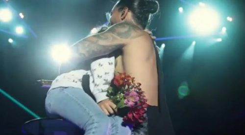 Maluma da lección de amor a niña delante de su padre y sorprende al mundo (VIDEO)