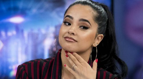 Becky G sigue luciendo ‘bubbies’ y le dicen que son siliconas (FOTOS)