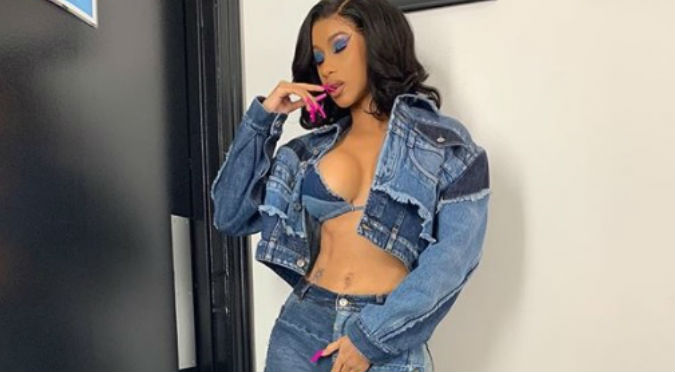 Cardi B sufre percance con sus jeans y deja ver su ‘derrier’ (VIDEO)