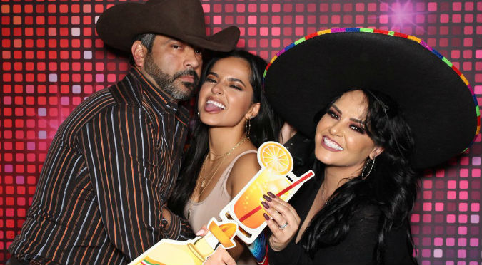 Padres de Becky G la pasan así en el backstage mientras esperan a la cantante