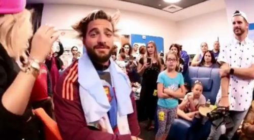 Así luce Maluma tras donar su cabello a varios niños con cáncer (VIDEO)