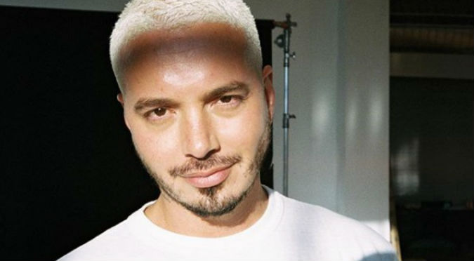 J Balvin causa sensación con extravagante look