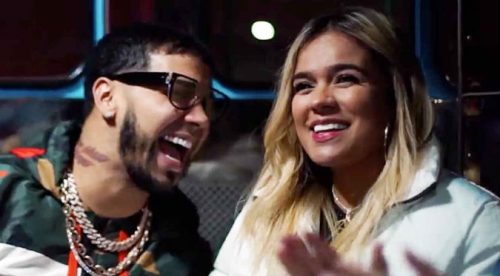 Anuel se cae del escenario mientras cantaba con Karol G (VIDEO)