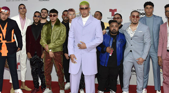 Bad Bunny se luce con uñas postizas y ropa color lila en los Billboard 2019 (VIDEO)