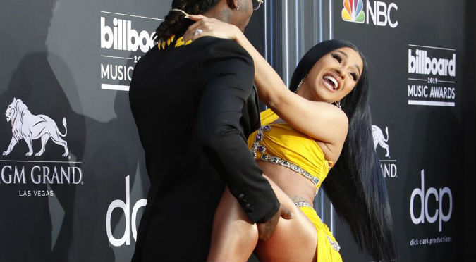 Cardi B deja ver sus partes íntimas tras descuido en los Billboard (VIDEOS Y FOTOS)