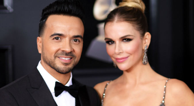 Esposa de Luis Fonsi muestra más de la cuenta y cantante enfurece (VIDEO)