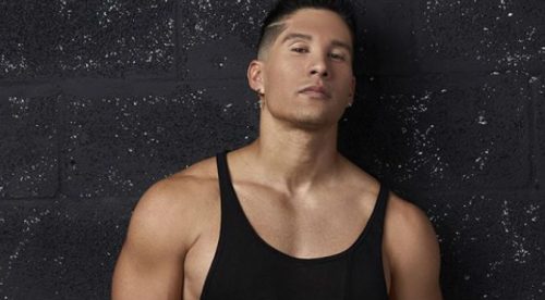 Chyno Miranda eleva la temperatura al cocinar semidesnudo (VIDEO)