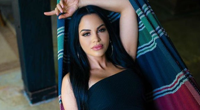 Natti Natasha luce escote en apretado vestido plateado (VIDEO)