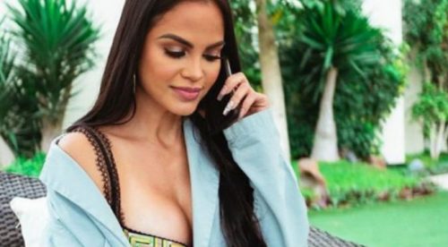 Natti Natasha luce su sexy figura en un vestido transparente