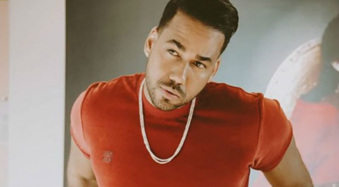 Romeo Santos provoca a seguidoras al lucir su torso desnudo en una piscina (VIDEO)