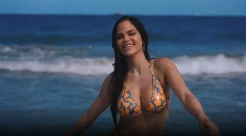 Natti Natasha sufrió percance al posar en sexy bikini (VIDEO)