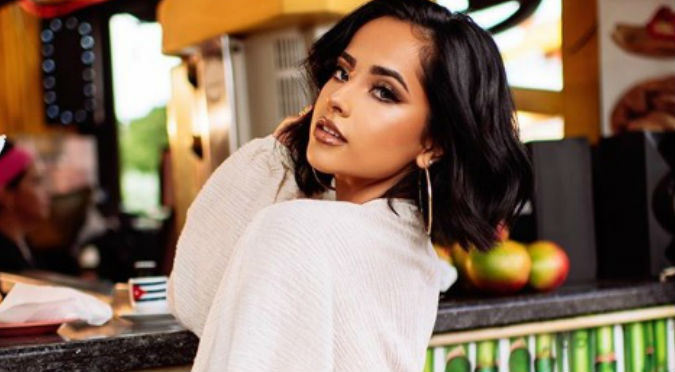 Becky G deja ver su cabello con muchas canas (VIDEO)