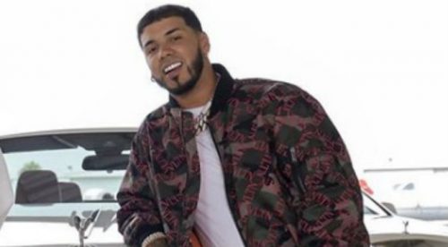 La rara reacción de Anuel cuando le regalan un brasier en tarima (VIDEO)