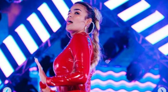 Karol G recibió lección de una niña en pleno concierto (VIDEO)