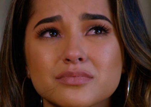 Fanáticos de Becky G la hacen llorar en pleno concierto por esto (VIDEO)