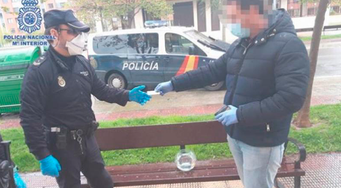 Un hombre en España sacó a “pasear” a sus peces y terminó multado