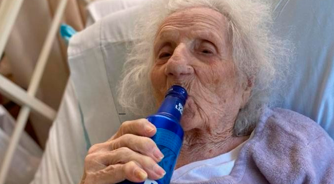 Mujer de 103 años vence el COVID-19 y lo celebra con una cerveza | VIDEO