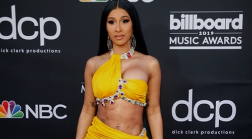 Cardi B se muestra en bikini y luce su nuevo cambio de look