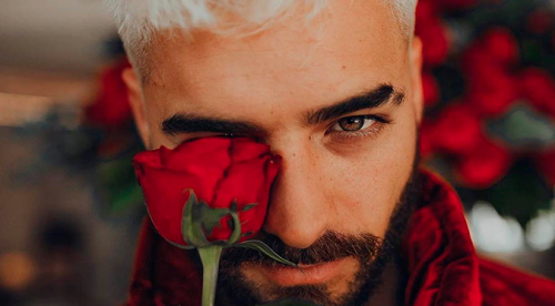 Maluma sorprende en redes con un extravagante look