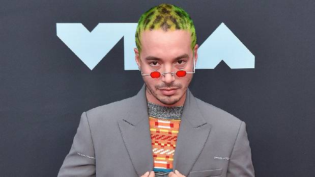 J Balvin sorprende al vestirse como mujer y usar falda | FOTO