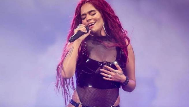 Karol G se quedó sin falda en pleno concierto y su reacción se volvió viral | VIDEO