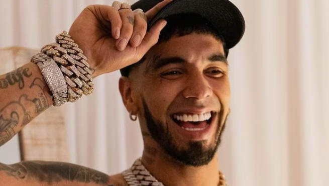 Anuel AA causa polémica por visitar a un peligroso criminal en una cárcel de Venezuela