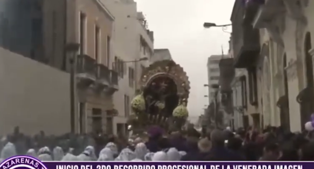 El Señor de los Milagros casi se cae durante segundo recorrido y fieles entran en pánico