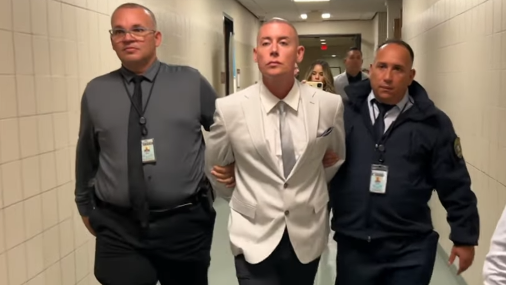 Cosculluela se va preso: cantante enfrenta cargos por atropellar a dos hombres 